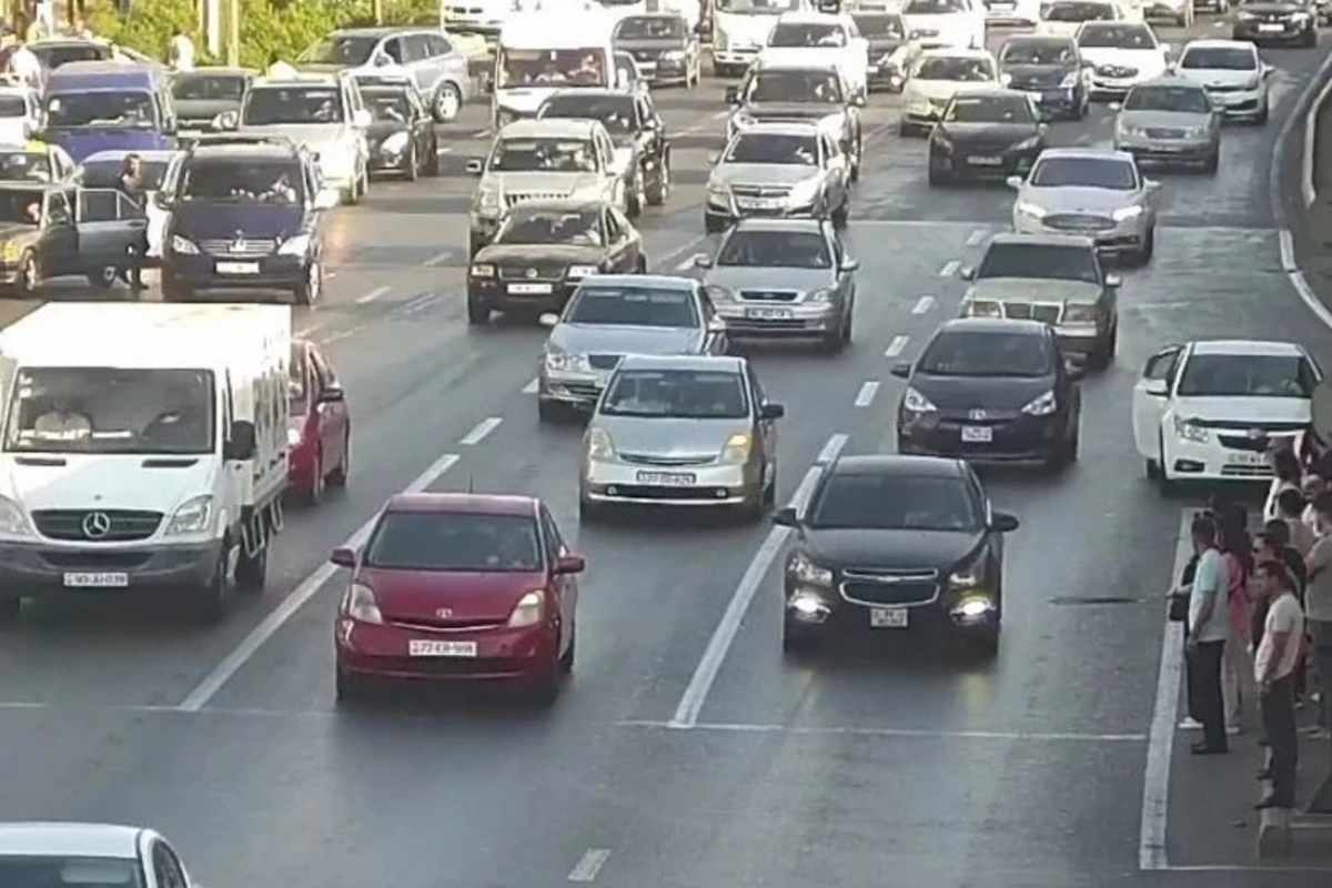Bakının bir sıra yollarında tıxac yaranıb - SİYAHI