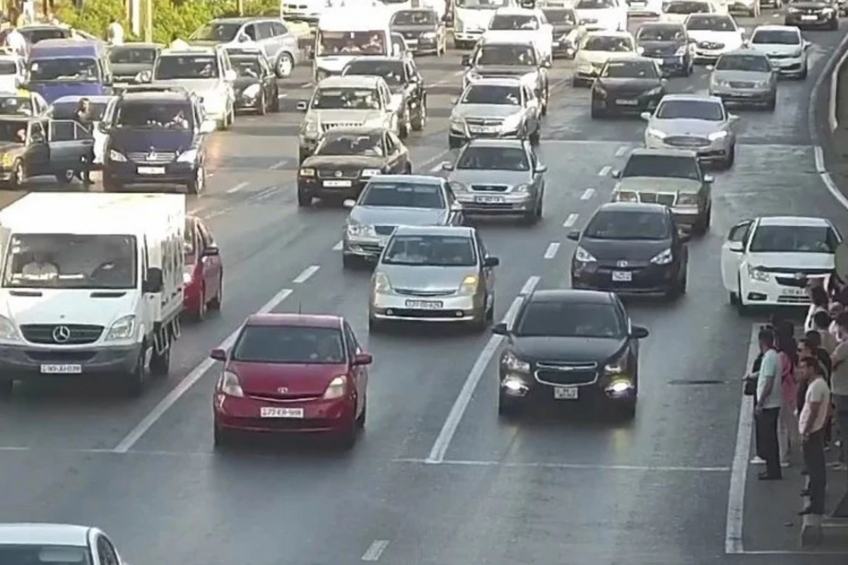 На некоторых дорогах Баку образовались пробки