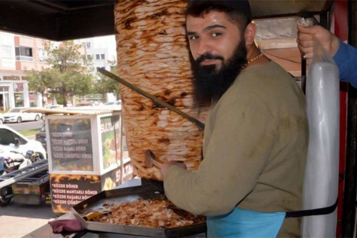 Bu dönər ustaları bellərində buz parçası ilə işləyirlər - SƏBƏB... - FOTO