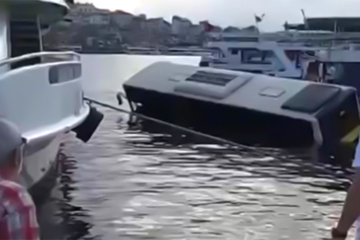 İstanbulda park halında olan avtobus dənizə düşdü - VİDEO