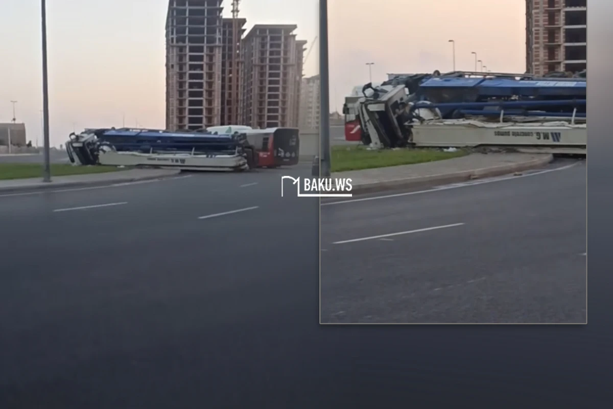 В Баку опрокинулся бетононасос, есть пострадавшие - ВИДЕО