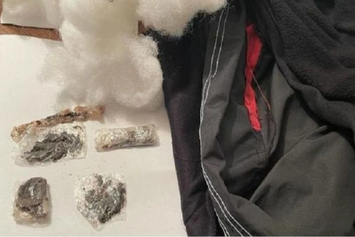 Ana oğlu üçün təcridxanaya narkotik maddə keçirmək istədi - FOTO