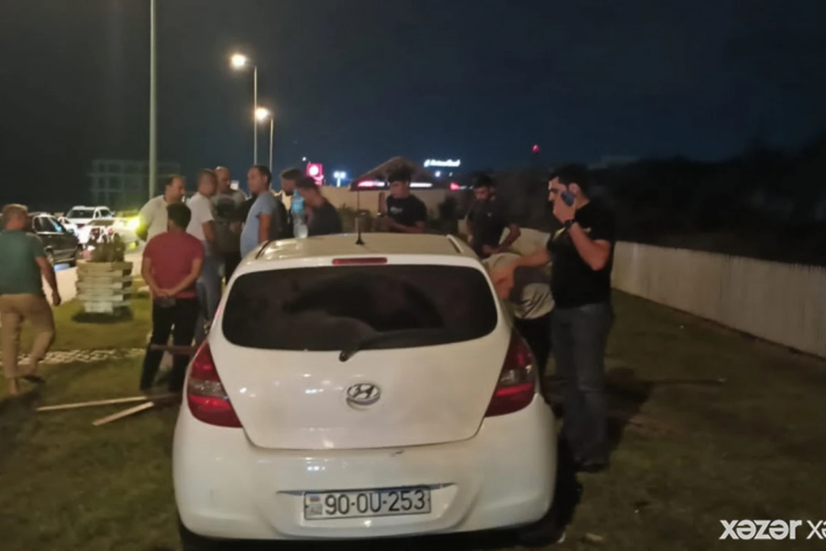 Sumqayıtda maşın mağazaya çırpılıb - FOTO