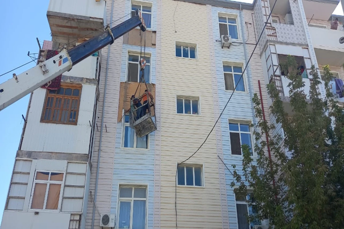 Nazirlik yaşayış binasının fasadında yanar üzlüyün sökülməsi təmin edib - FOTO