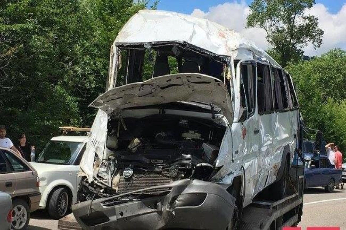 Şəmkirdə işçiləri daşıyan mikroavtobus qəzaya düşüb: Xəsarət alanların ADLARI