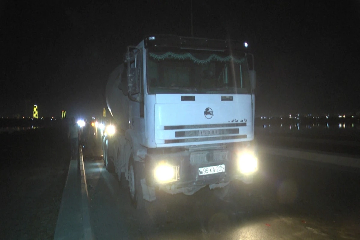 Bakıda Pajero betonqarışdıran maşınla toqquşdu - FOTO
