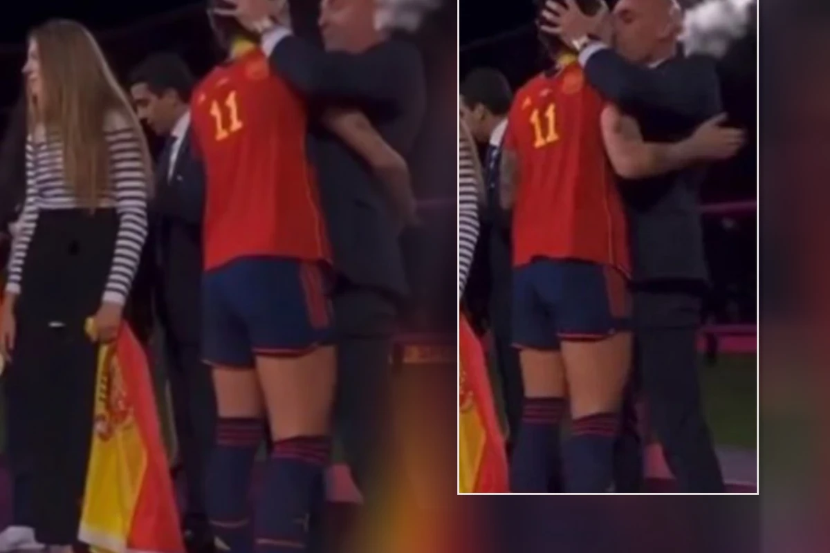 Dünya Kubokunda qalmaqal: Federasiya prezidenti qadın futbolçunu dodaqlarından öpdü - VİDEO