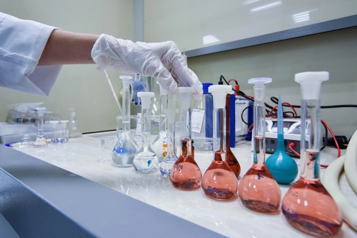 ÜST: COVID-19 laboratoriya yox, təbii mənşəlidir