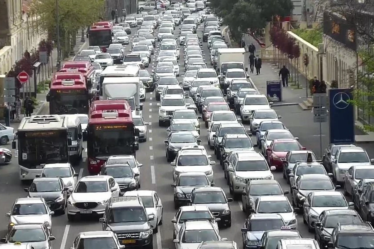 Bu avtobuslar gecikir - SİYAHI