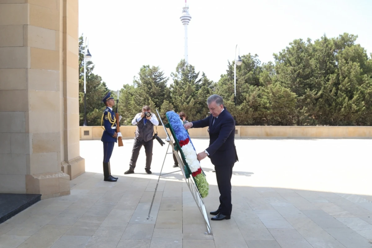 Özbəkistan Prezidenti Şavkat Mirziyoyev şəhidlərin xatirəsini ehtiramla yad edib - FOTO