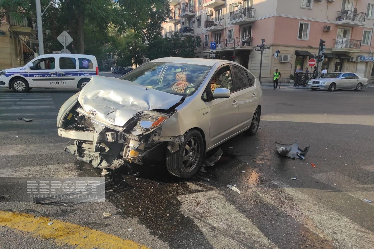 Bakıda Prius yük maşını ilə toqquşdu: “Mercedes” zərbənin təsirindən aşdı - FOTO