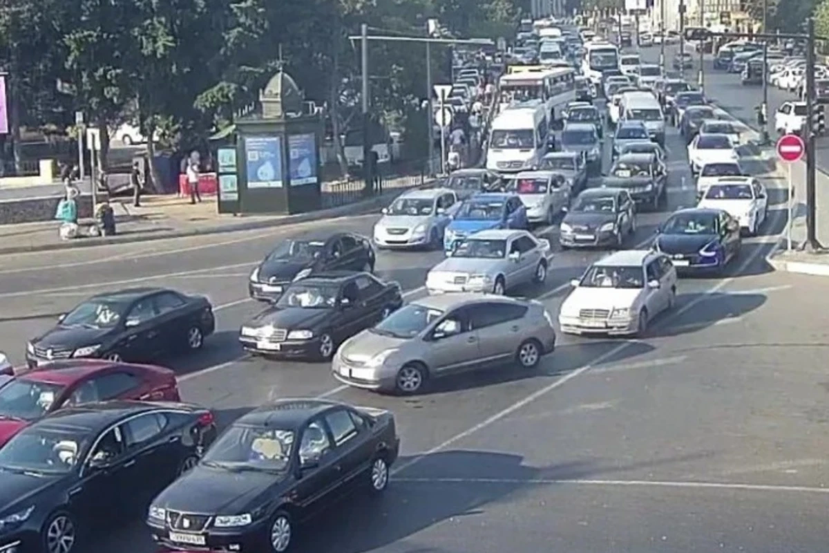 На ряде улиц и проспектов Баку затруднено движение транспорта