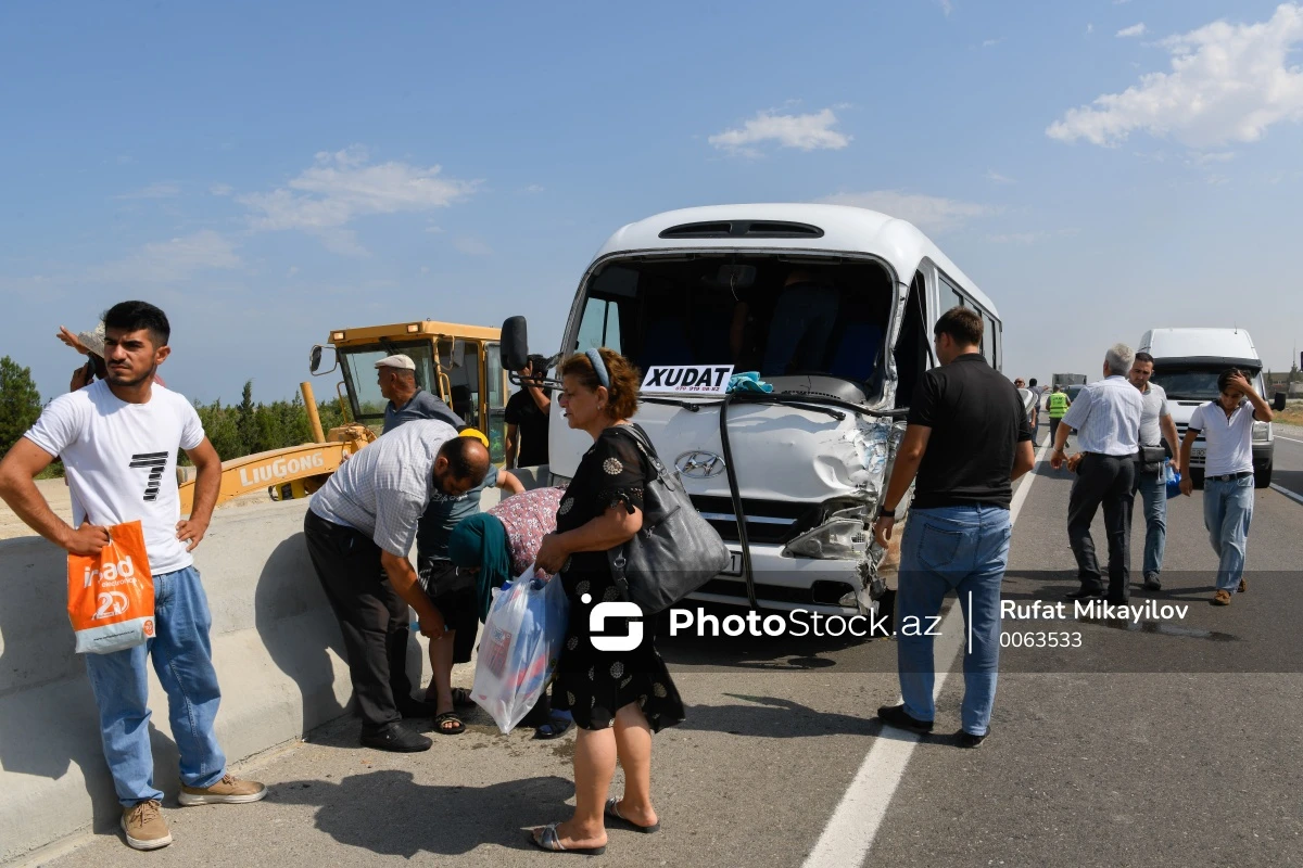 Bakı-Quba yolunda avtobusla evakuator toqquşdu: Yaralılar var - FOTO