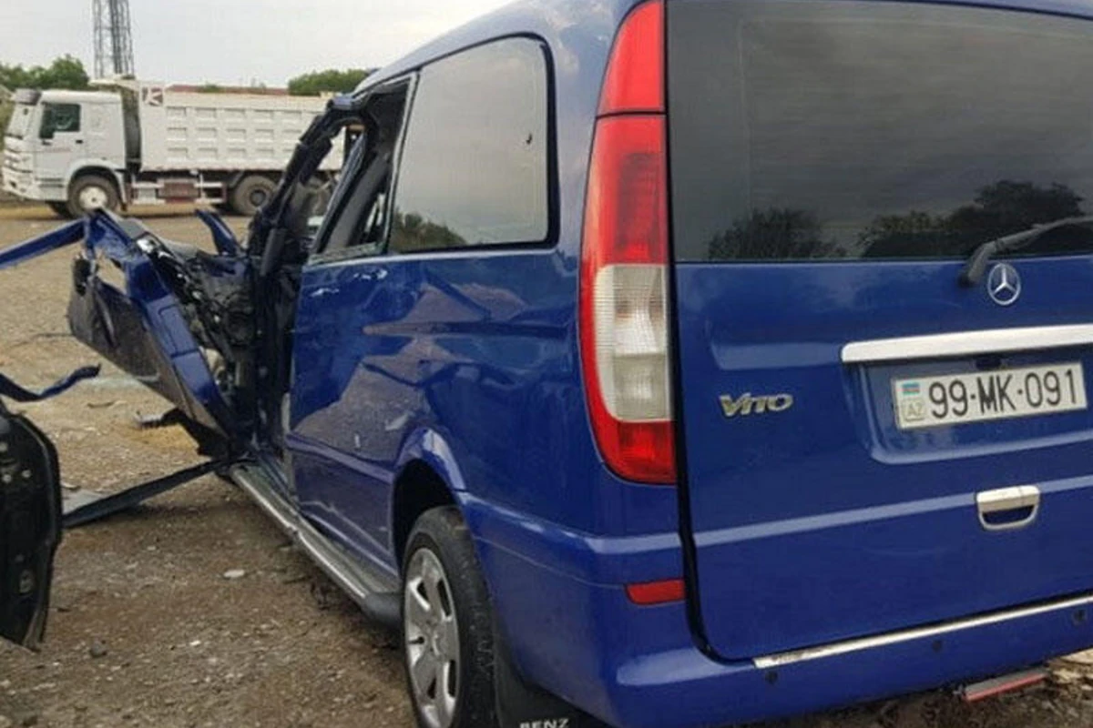 Hacıqabulda mikroavtobus iki piyadanı vuraraq öldürüb