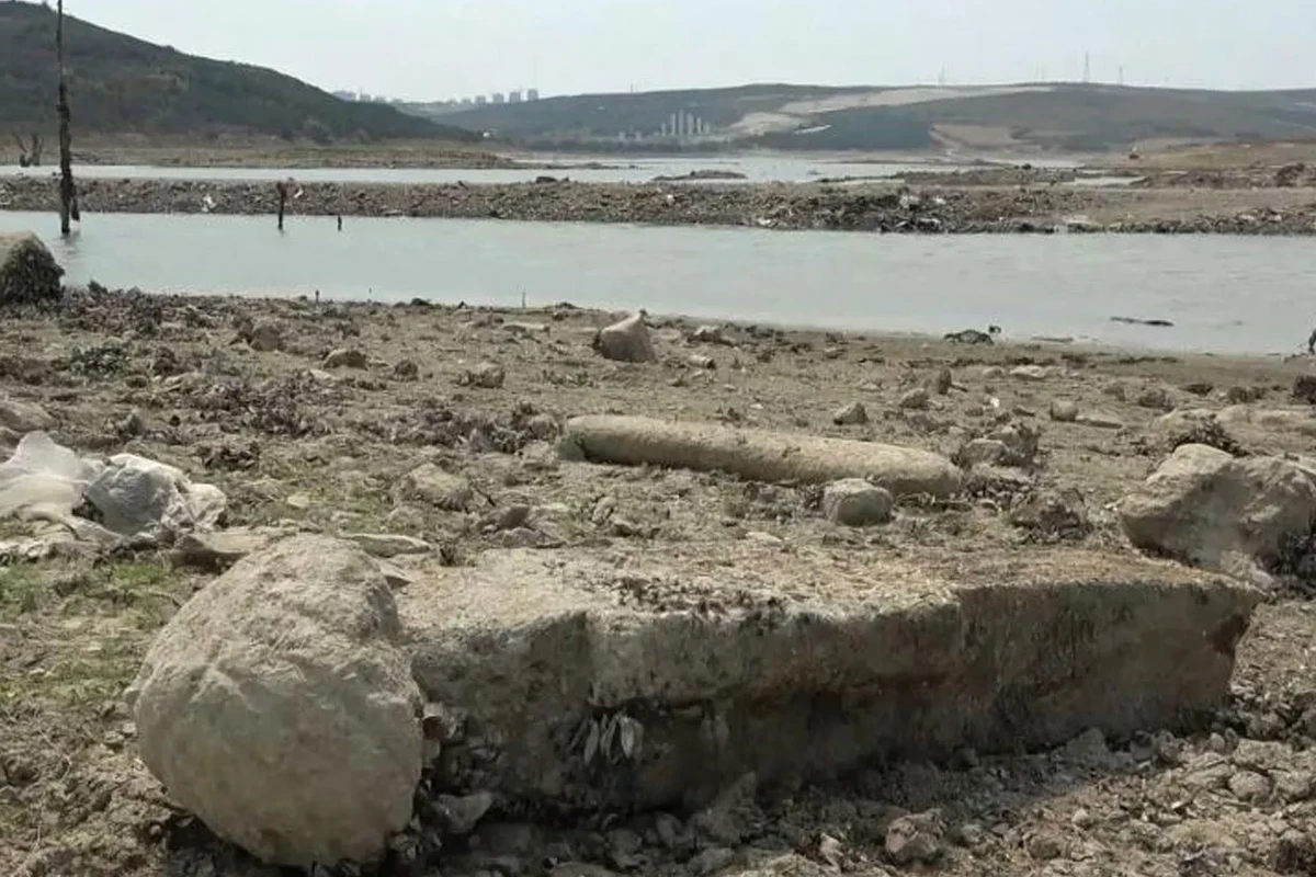 İstanbulda heyrətə gətirən görüntü: Su çəkildi, əsrlik məzar üzə çıxdı - FOTO