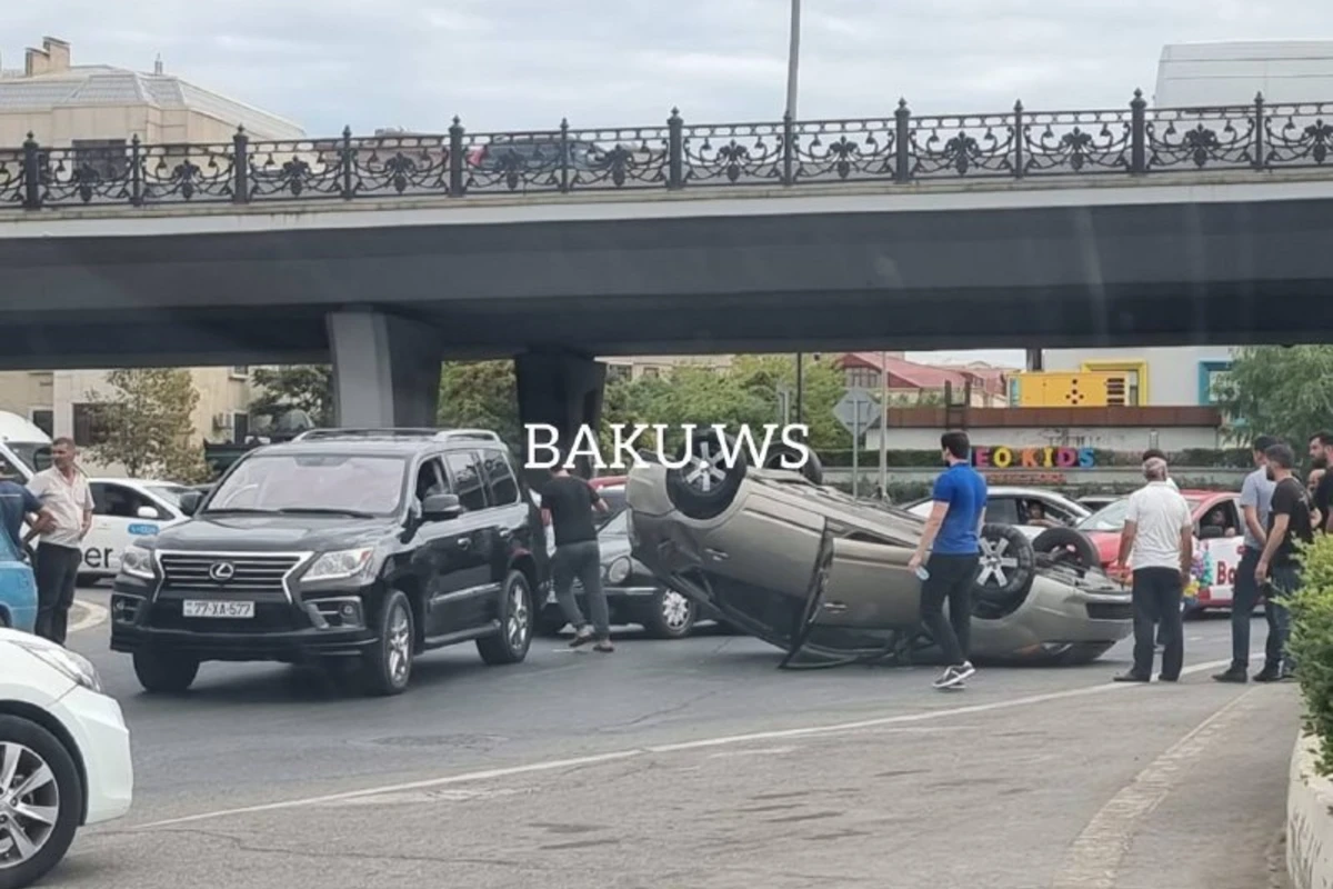 Bakıda qəza - Priusçevrilərək aşdı - FOTO/VİDEO