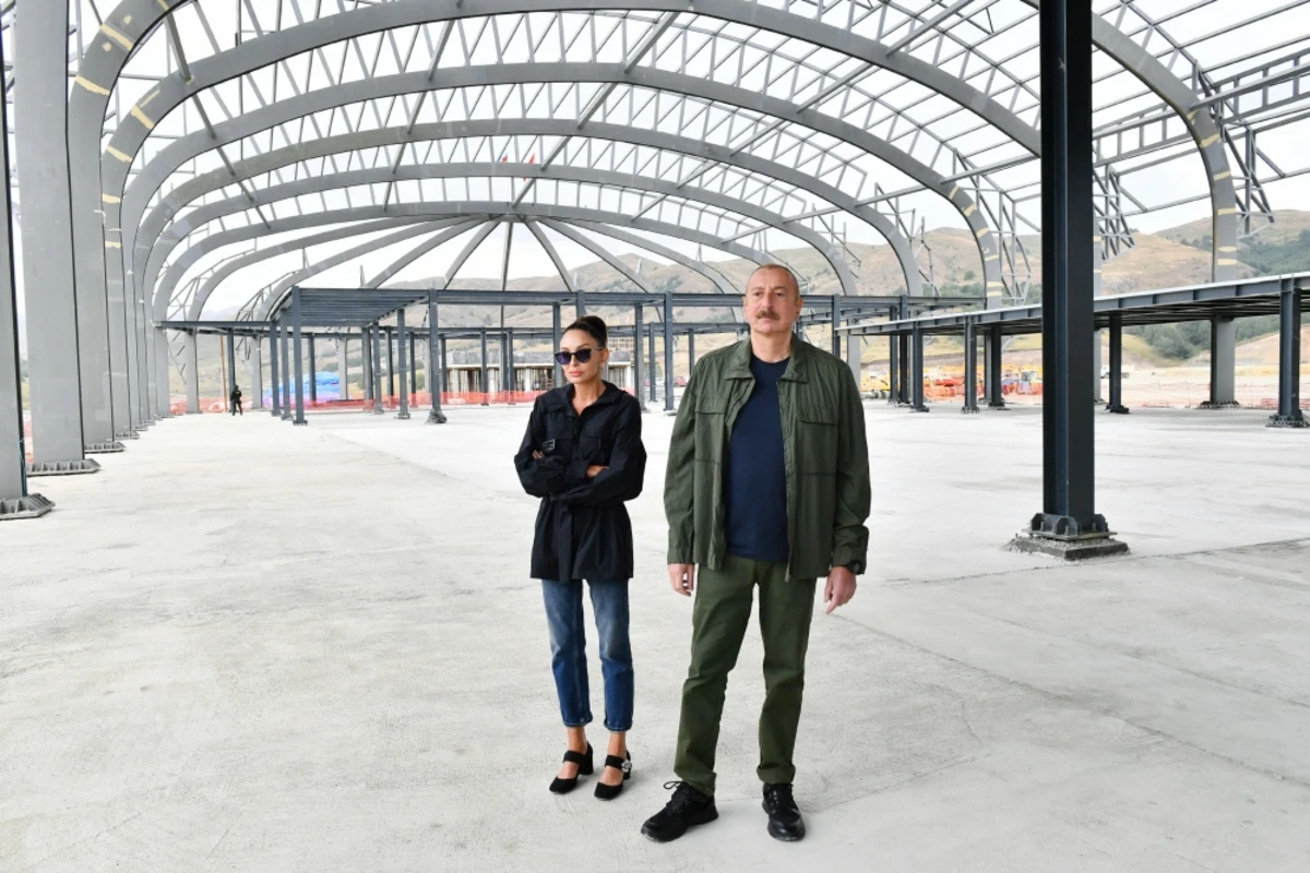 İlham Əliyev və Mehriban Əliyeva Laçın Beynəlxalq Hava Limanında aparılan tikinti işləri ilə tanış olublar - FOTO