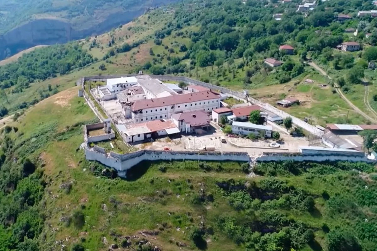 Госкомиссия: Неизвестна дальнейшая судьба более 140 человек, содержавшихся в Шушинской тюрьме