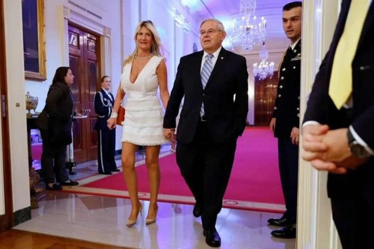 ABŞ qəzeti senator Menendesin erməniəsilli arvadının şübhəli maliyyə əməliyyatlarının təfərrüatlarını açıqladı