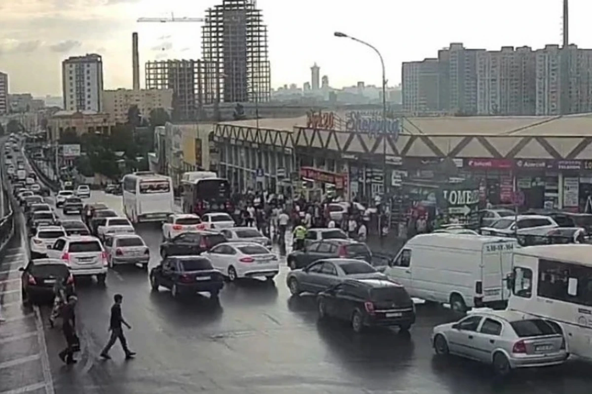 На ряде улиц и проспектов Баку затруднено движение транспорта - СПИСОК