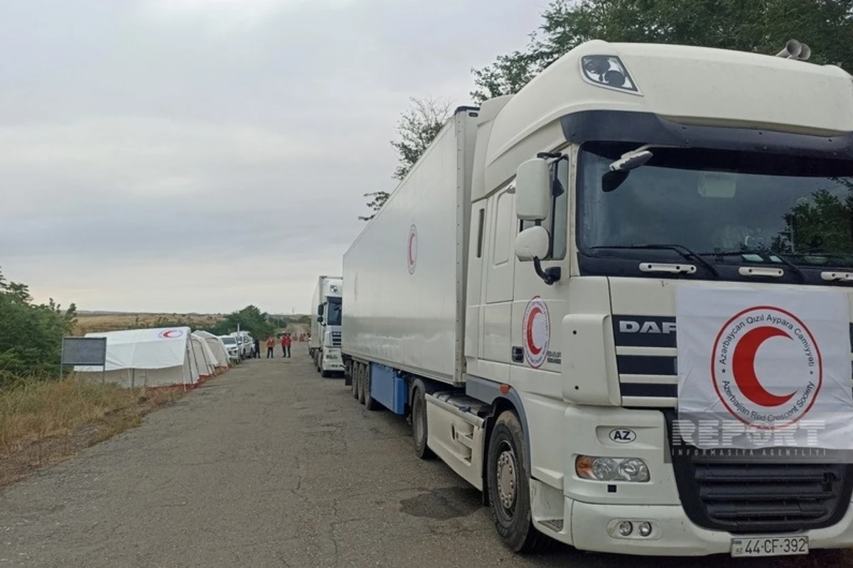 Bakıdan erməniəsilli şəxslərə 40 ton humanitar yardım aparan karvan Ağdam-Xankəndi yolunda gözləyir - FOTO