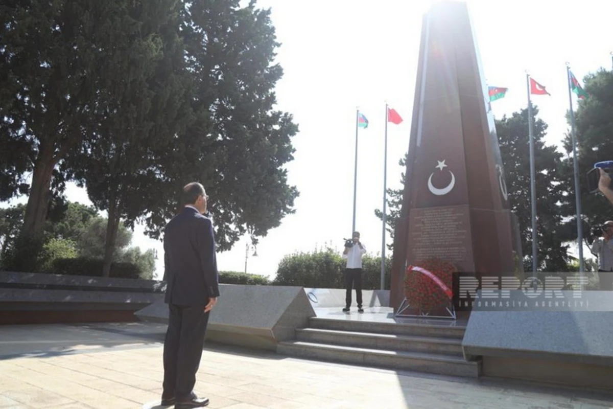 ​Zəfər Günü münasibəti ilə Bakıdakı Türk şəhidliyi abidəsi ziyarət olunub - FOTO