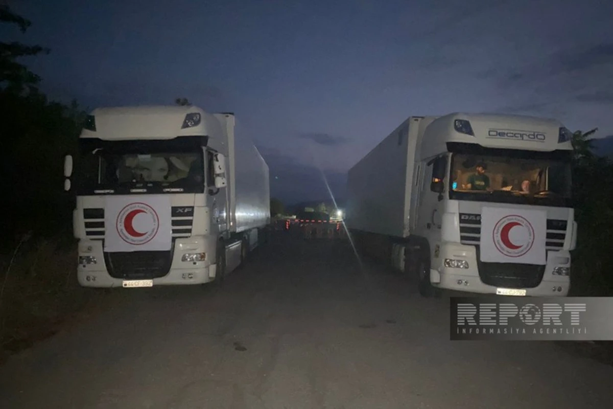 Bakıdan erməniəsilli şəxslərə yardım aparan humanitar karvan Ağdam-Xankəndi yolunda gözləyir - FOTO Bakıdan erməniəsilli şəxslərə yardım aparan humanitar karvan Ağdam-Xankəndi yolunda gözləyir - FOTO