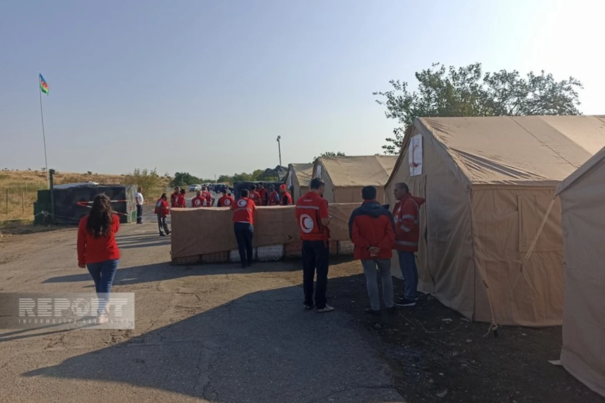 Bakıdan erməniəsilli şəxslərə yardım aparan humanitar karvan iki gündür Ağdam-Xankəndi yolunda gözləyir - FOTO Bakıdan erməniəsilli şəxslərə yardım aparan humanitar karvan iki gündür Ağdam-Xankəndi yolunda gözləyir - FOTO