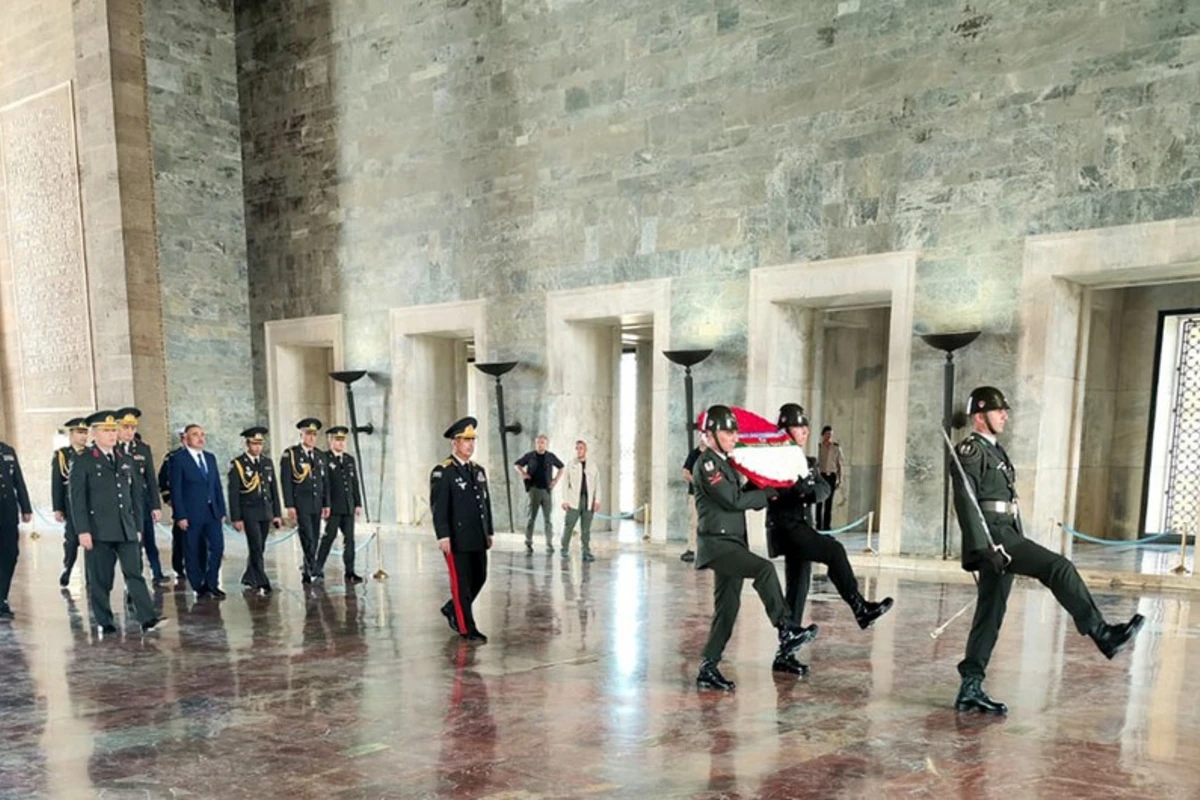 Azərbaycanın müdafiə naziri Anıtqəbri ziyarət edib - FOTO