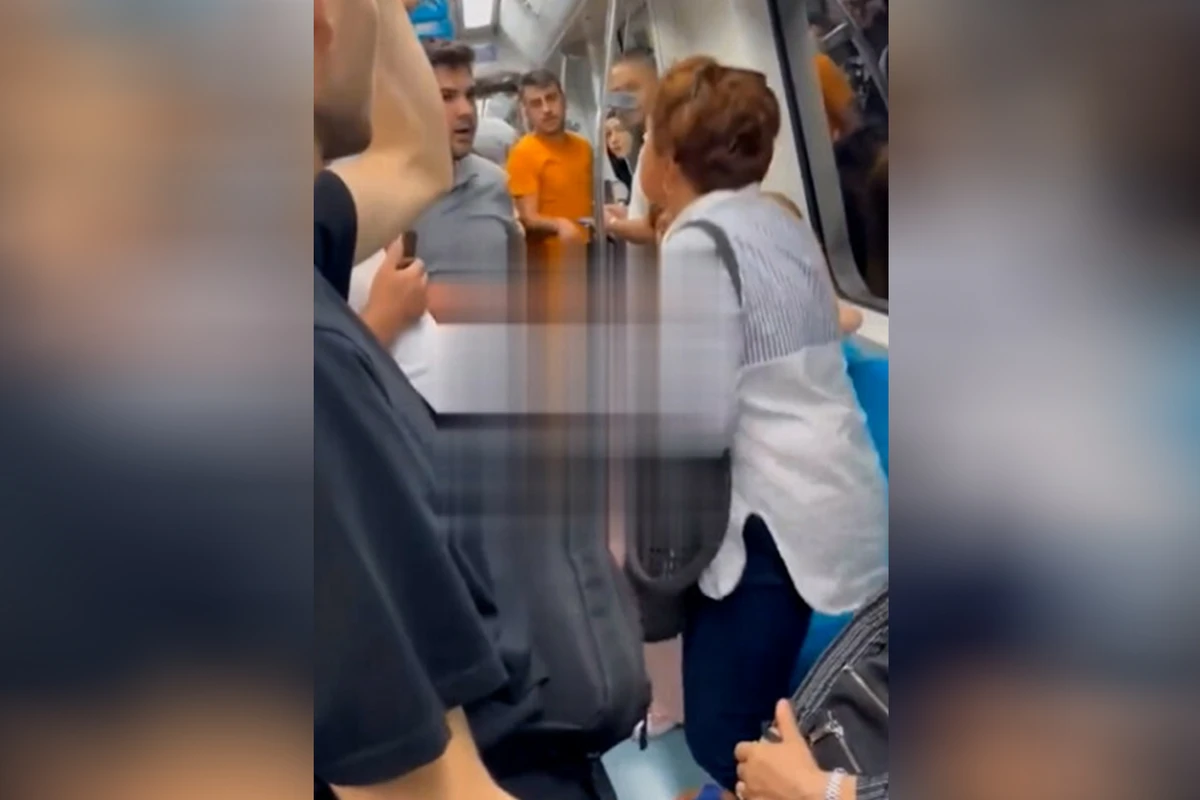 Türkiyədə metroda qəribə hadisə - Qadın başındakı yaylığı... - VİDEO