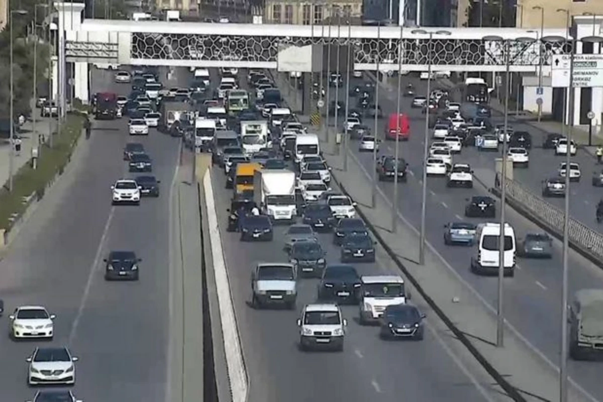 Bakıda nasaz avtomobil tıxaca səbəb oldu Bakıda nasaz avtomobil tıxaca səbəb oldu