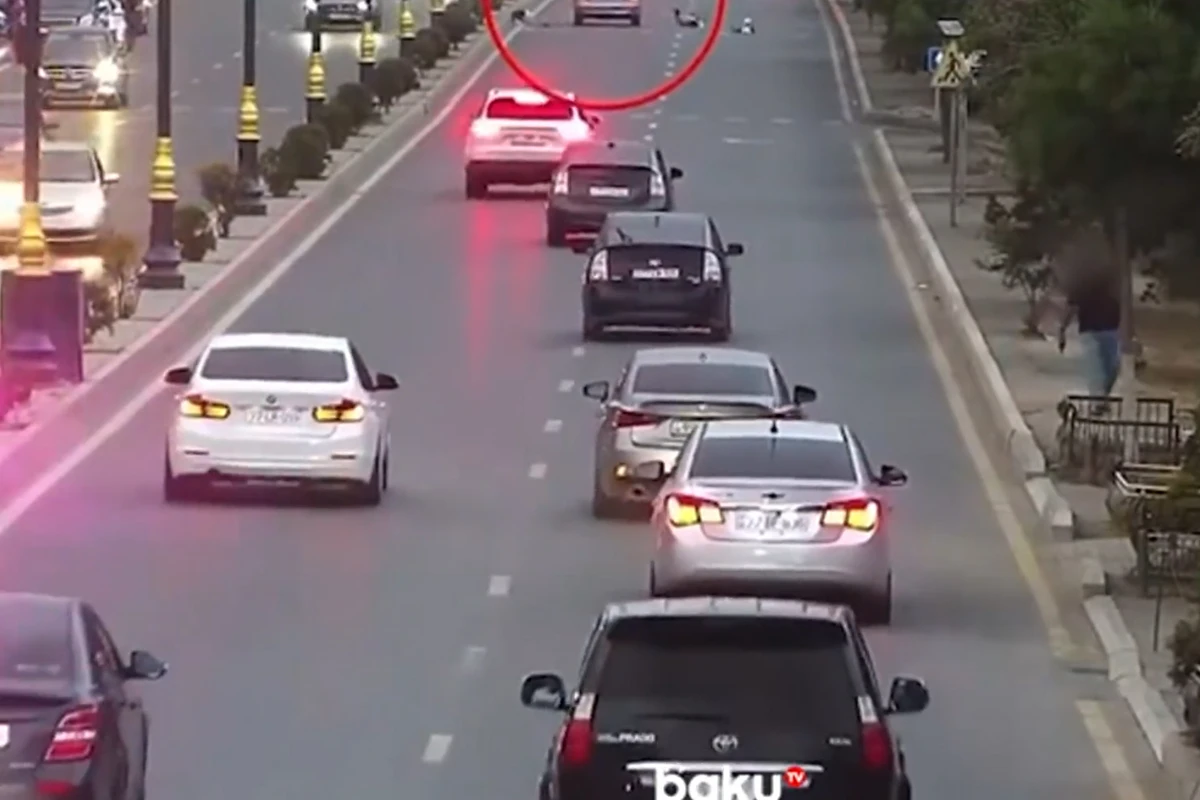 В Баку автомобиль насмерть сбил двух пешеходов - ВИДЕО