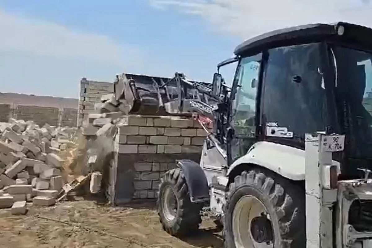 Abşeronda qanunsuz tikili sökülüb - FOTO/VİDEO