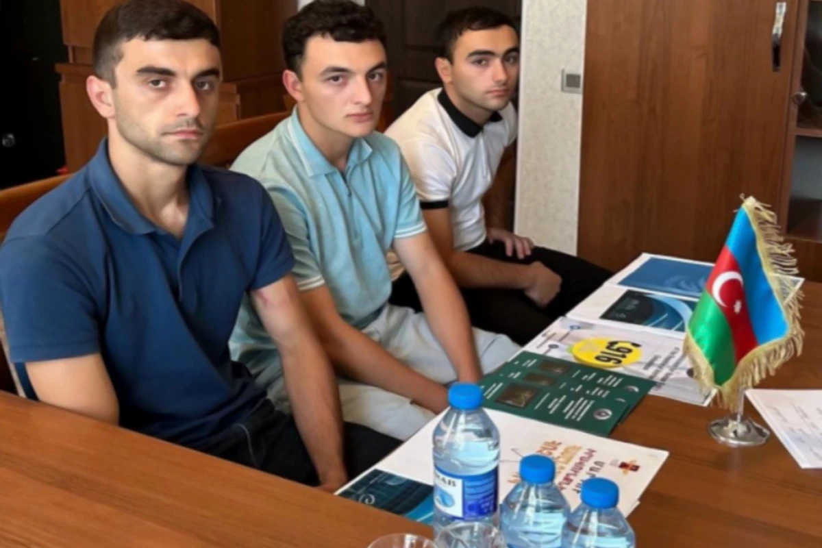 BQXK sərhəddə saxlanılan erməni futbolçularla görüşüb