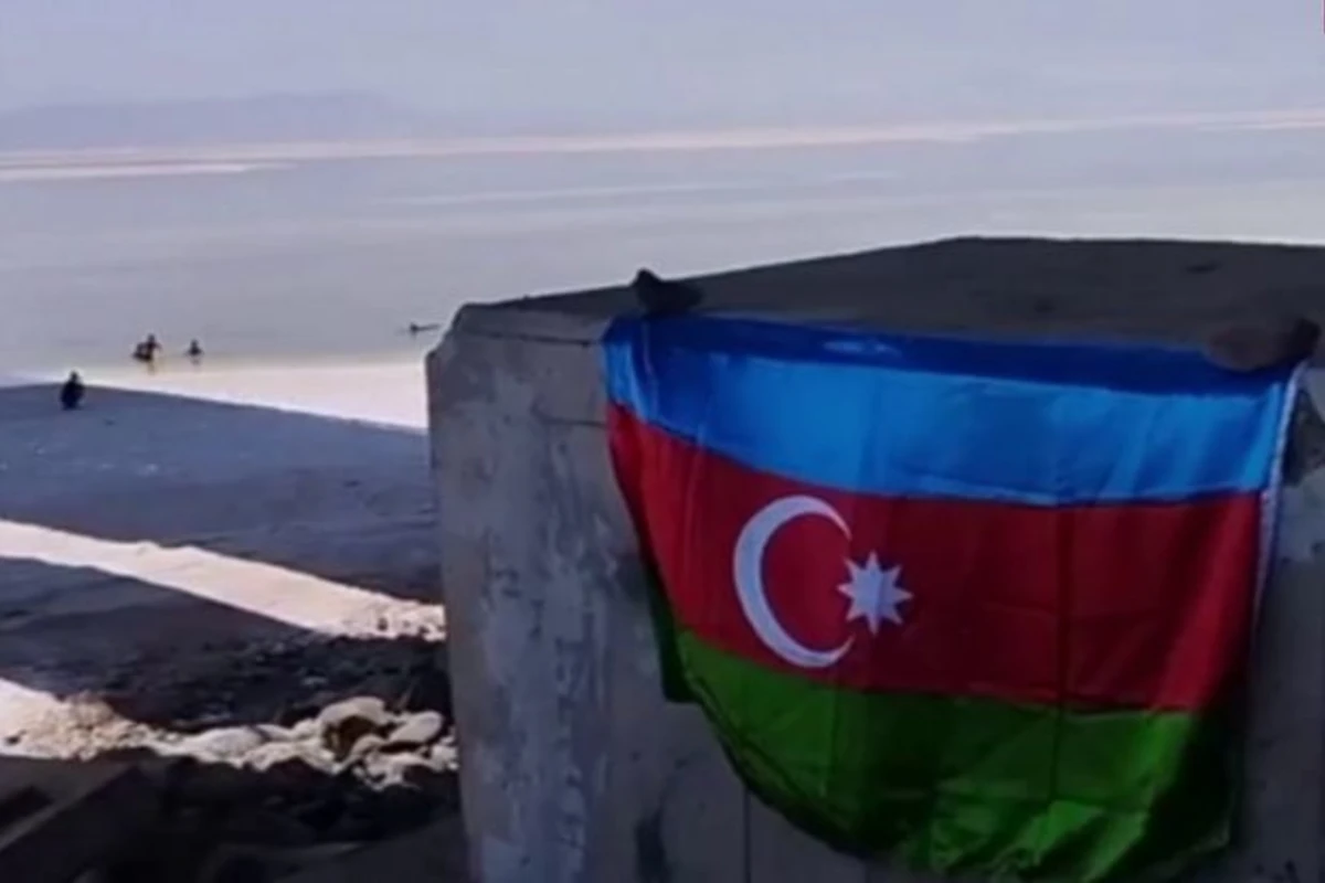 Флаг Азербайджана развевался на акции протеста в Иране - ВИДЕО