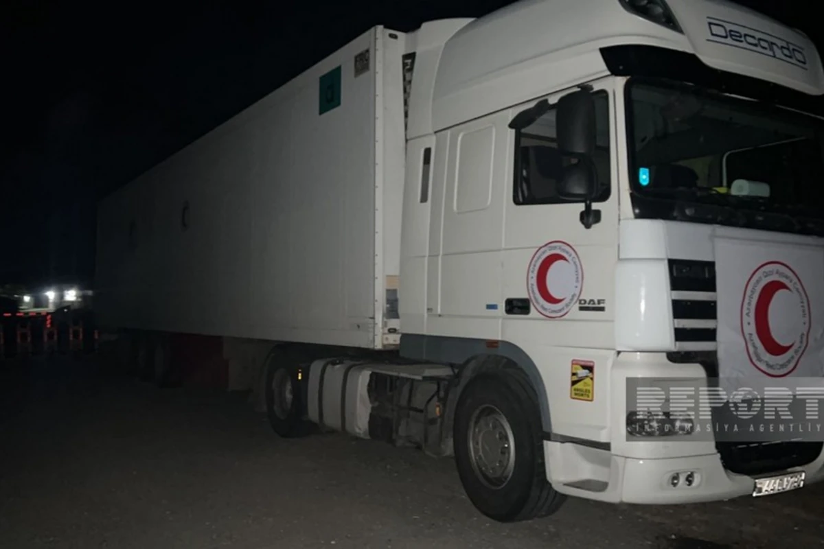 Qarabağdakı erməniəsilli şəxslərin ehtiyaclarını qarşılamaq üçün içərisində un olan iki yük maşını Ağdam-Xankəndi yolunda gözləyir - FOTO Qarabağdakı erməniəsilli şəxslərin ehtiyaclarını qarşılamaq üçün içərisində un olan iki yük maşını Ağdam-Xankəndi yolunda gözləyir - FOTO