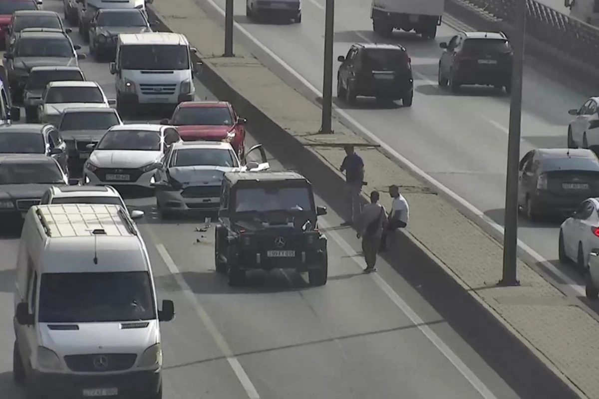 Bakıda yol qəzası olub, sıxlıq yaranıb