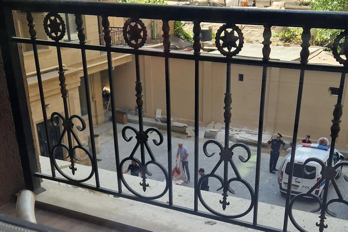 Bakıda məktəbli qız özünü binadan atdı