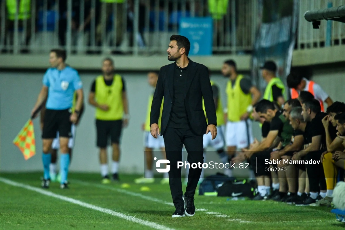 Adrian Mutu çox vaxt eyni pencək geyinməsinin səbəbini açıqlayıb Adrian Mutu çox vaxt eyni pencək geyinməsinin səbəbini açıqlayıb