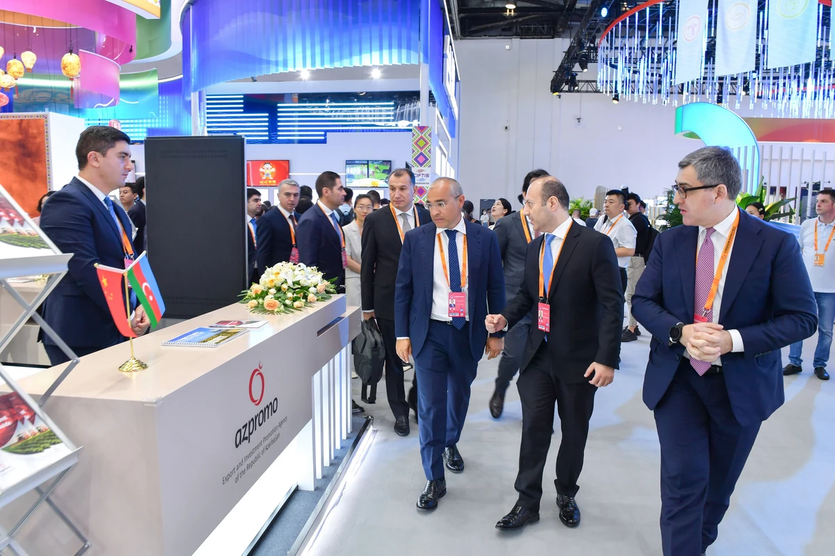 Министр экономики посетил стенд Invest in Azerbaijan на международной выставке - ФОТО