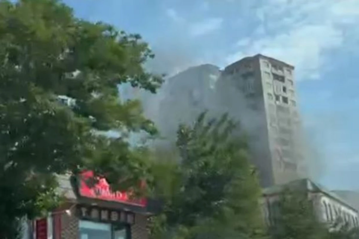 Bakıda çoxmərtəbəli binada yanğın hadisəsi baş verib - VİDEO Bakıda çoxmərtəbəli binada yanğın hadisəsi baş verib - VİDEO