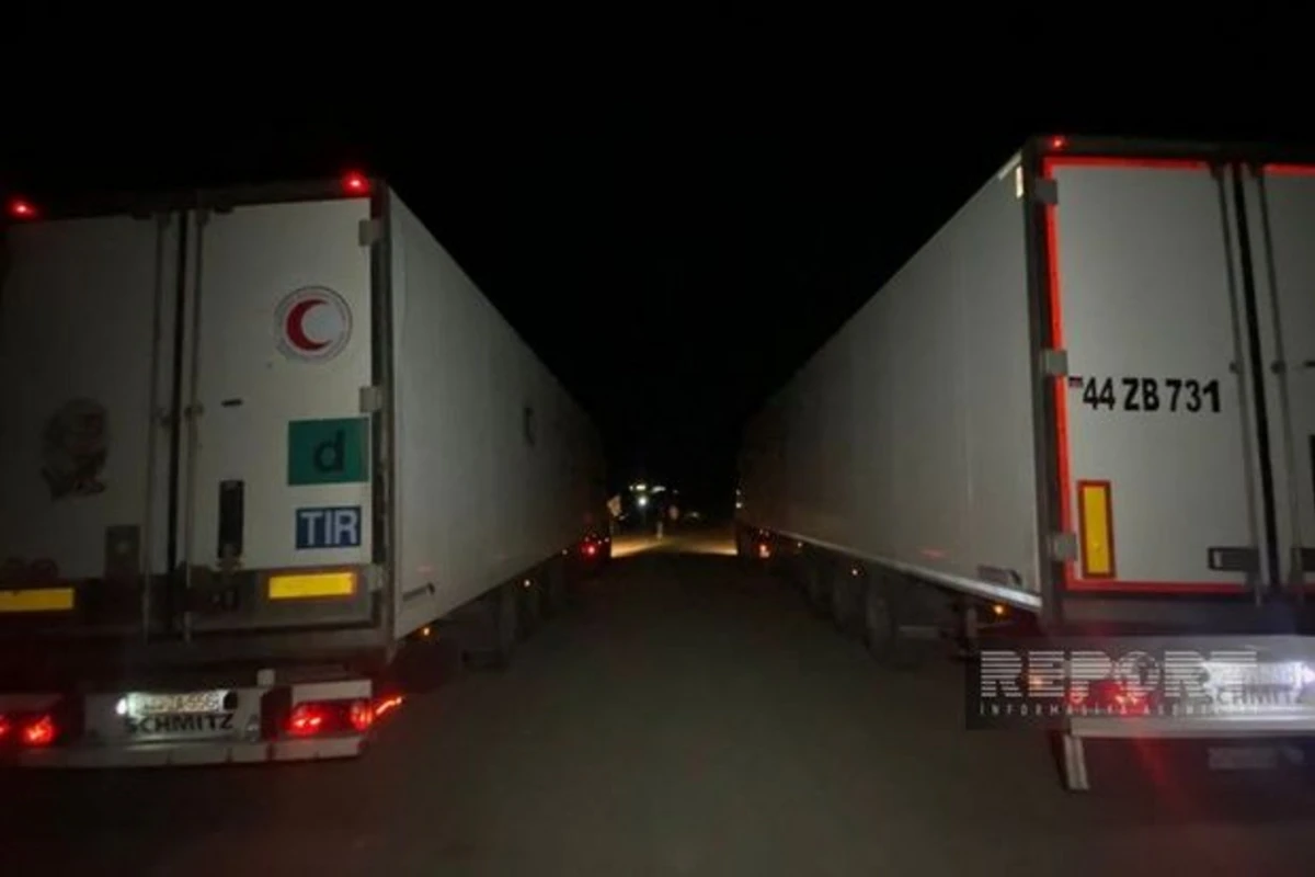 Qarabağdakı erməniəsilli şəxslərin ehtiyacları üçün iki yük maşını Ağdam-Xankəndi yolunda gözləyir Qarabağdakı erməniəsilli şəxslərin ehtiyacları üçün iki yük maşını Ağdam-Xankəndi yolunda gözləyir