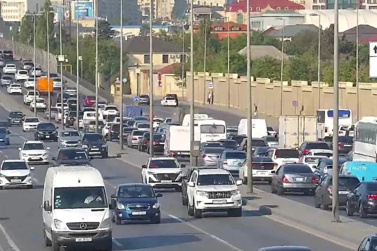 Bakının bir sıra yollarında tıxac yaranıb - SİYAHI