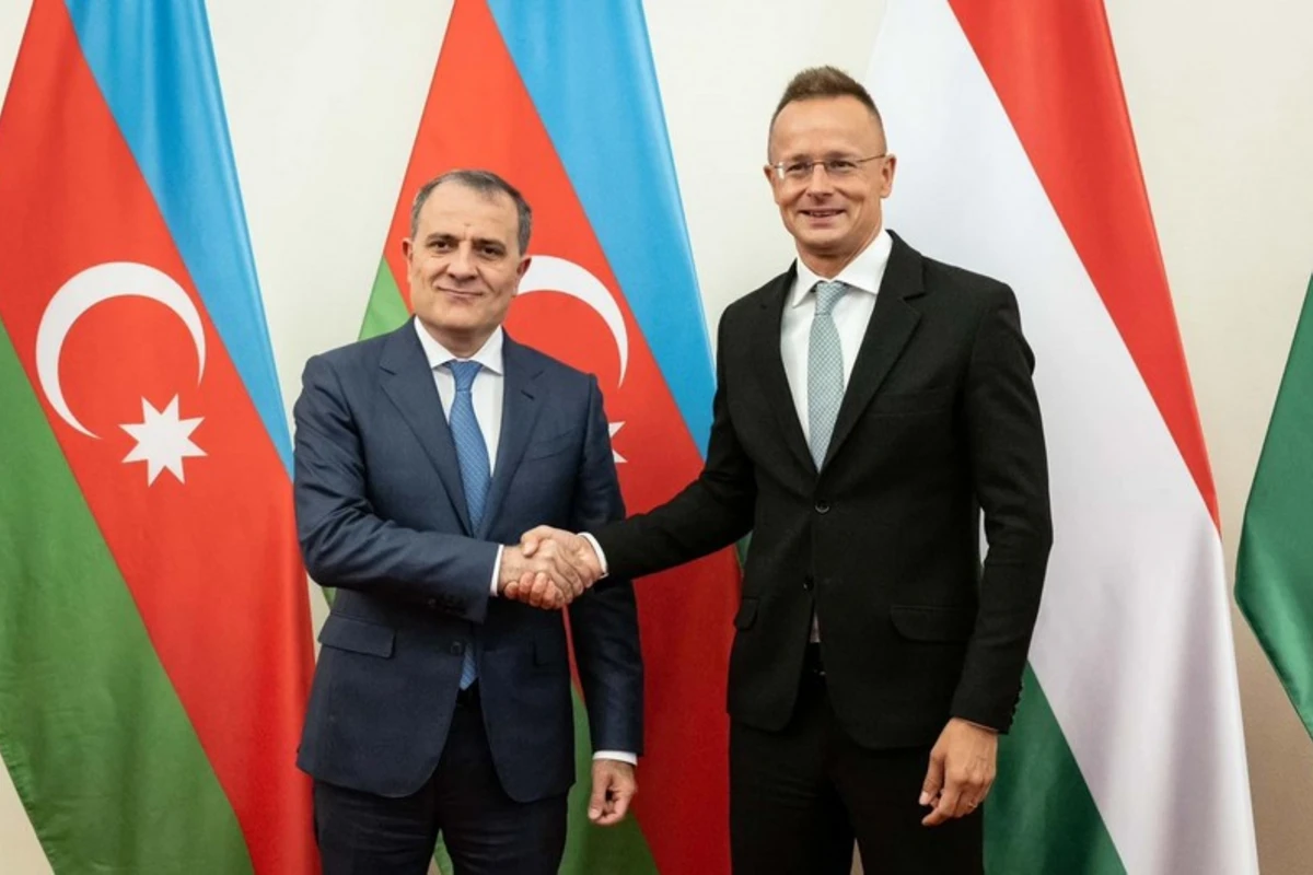 Azərbaycan və Macarıstanın XİN başçıları birgə bəyanatlarla çıxış ediblər