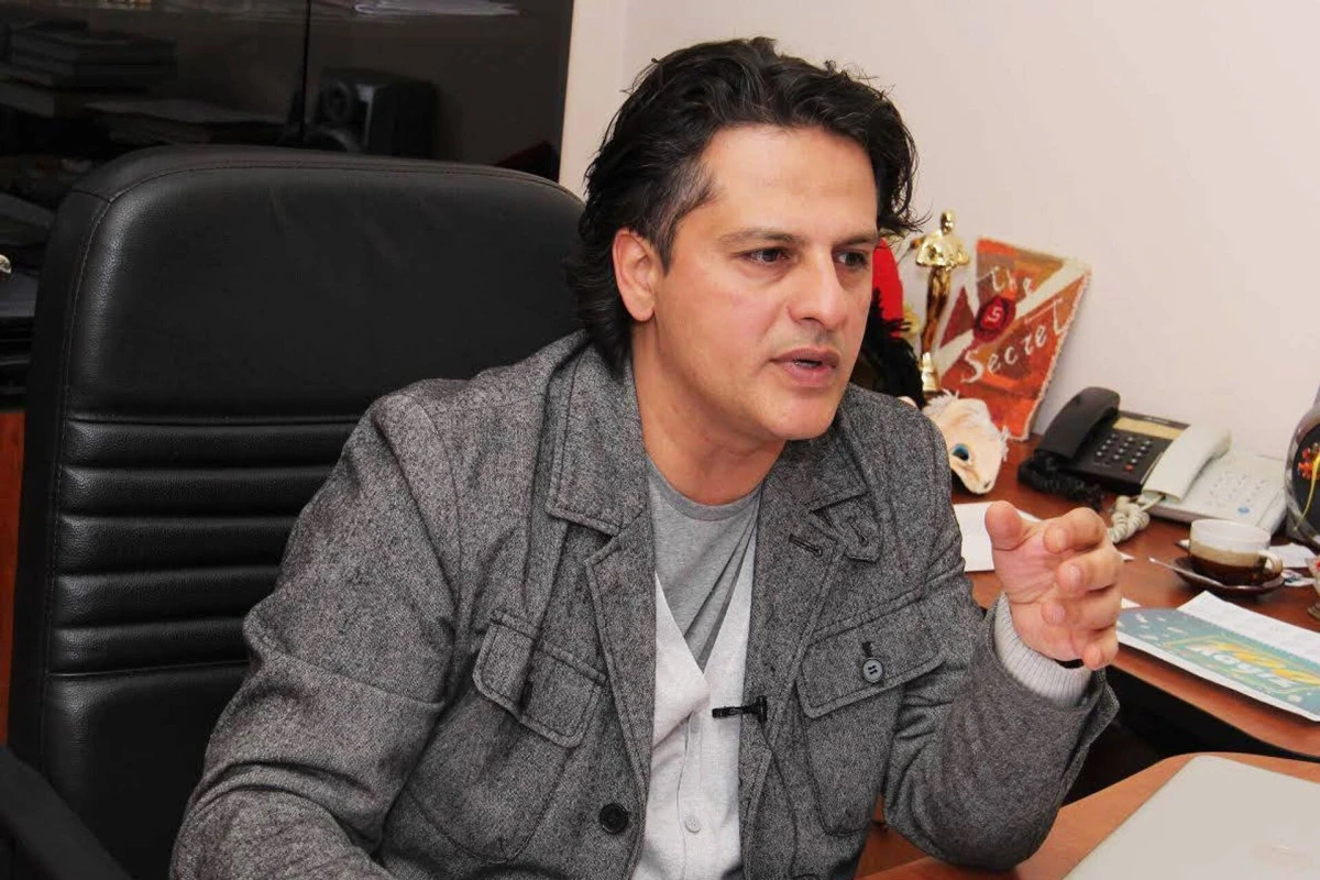 Kukla Teatrının baş rejissoru işdən azad olunması barədə ərizə yazıb