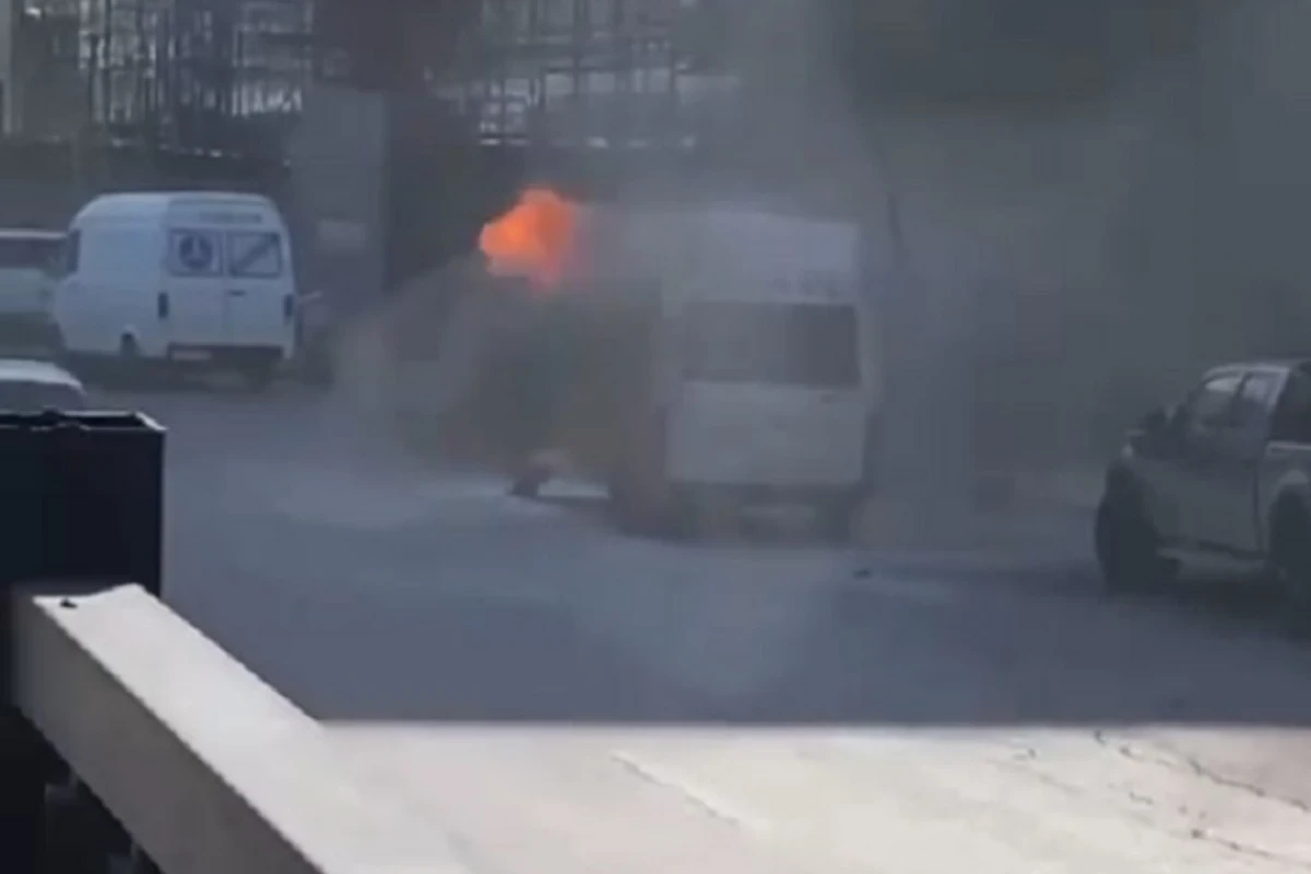 В Баку сгорел микроавтобус - ВИДЕО