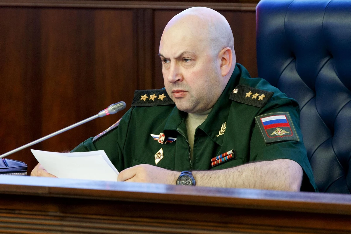 Имя Суровикина исчезло с сайта Минобороны России