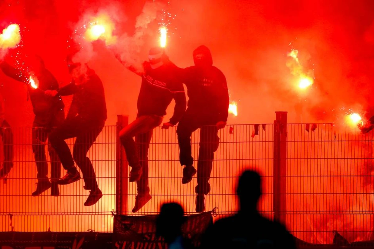 Azarkeşlər məğlubiyyətdən sonra rəqib stadionuna od vurdular - FOTO/VİDEO