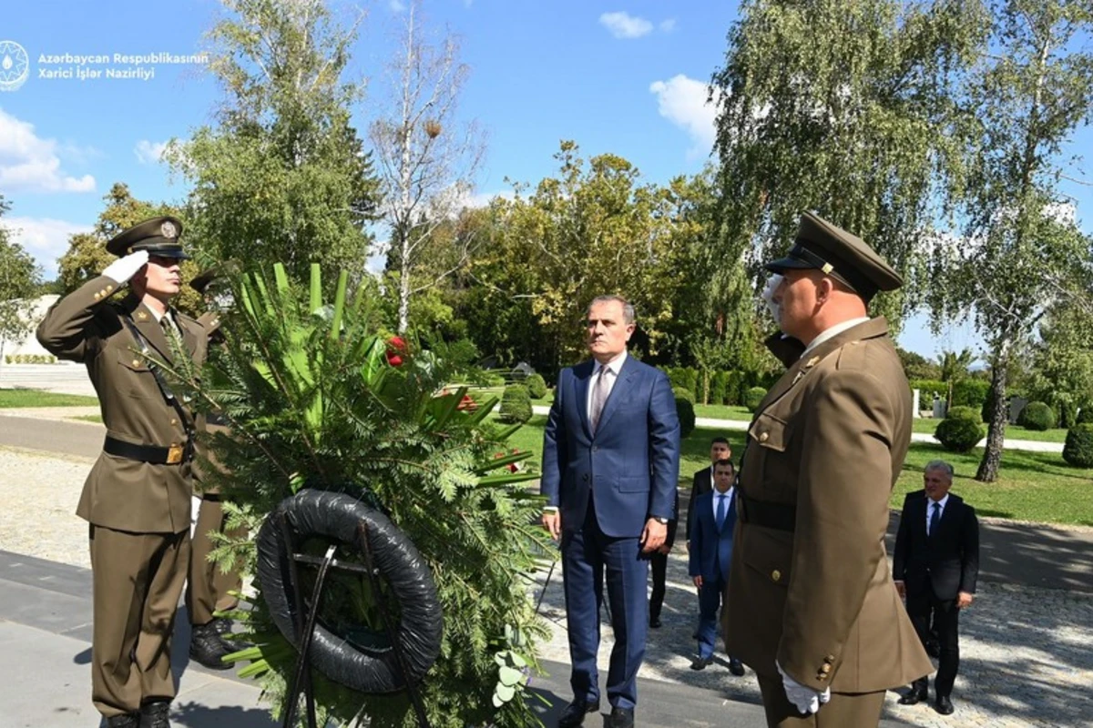 XİN başçısı “Xorvat qurbanlarının səsi – Ağrı divarı” abidəsini ziyarət edib - FOTO