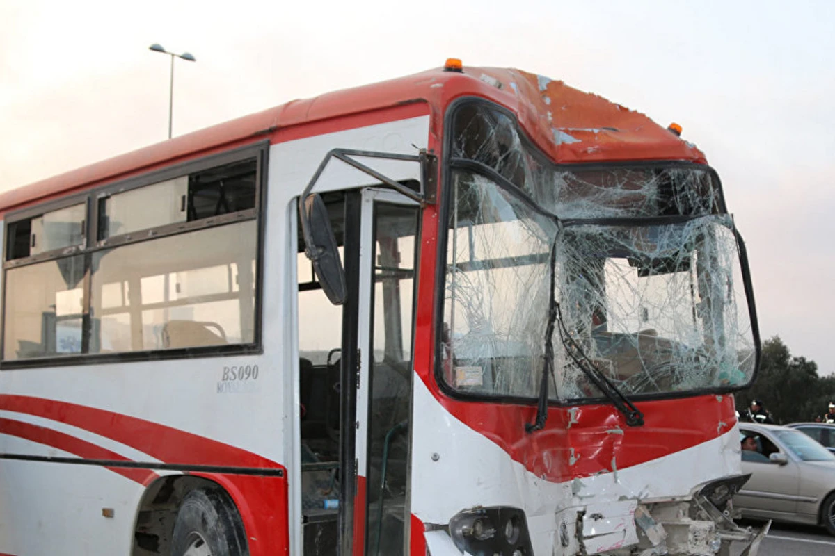 Azərbaycanda sərnişin avtobusu dayanacağa çırpılıb, xəsarət alan var
